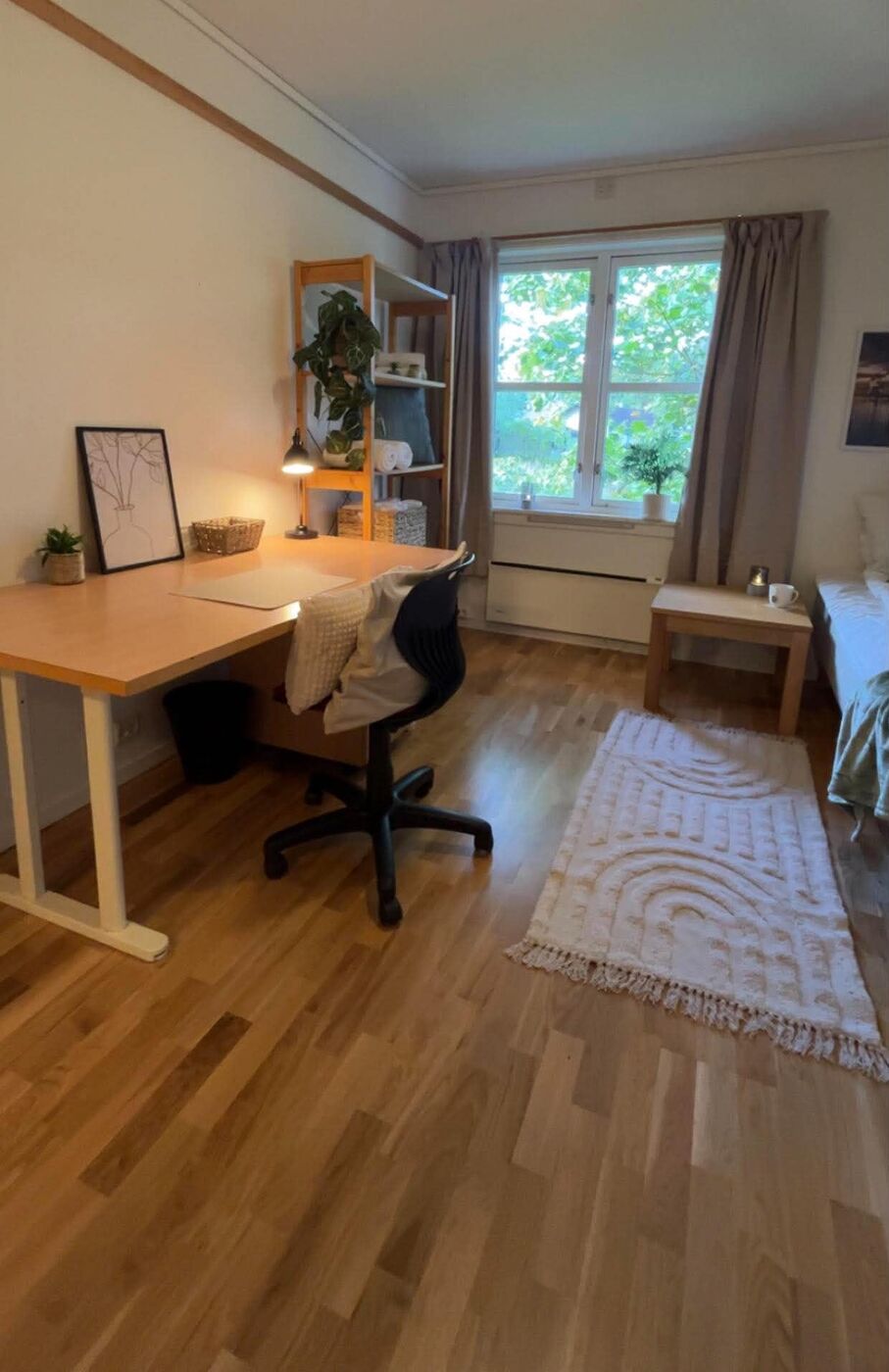 Arbeidsplass med skrivebord og kontorstol