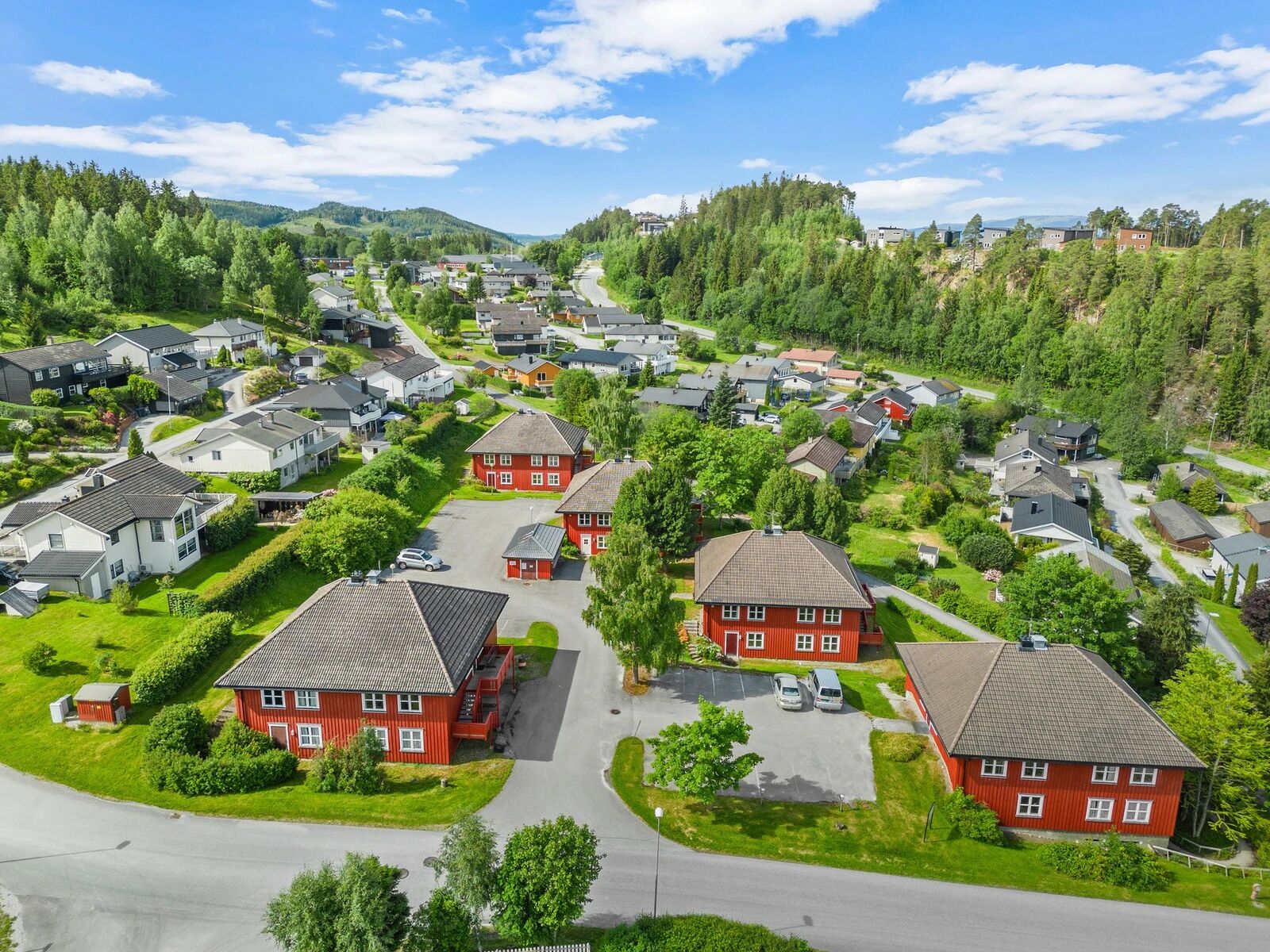 Boligene i Løsmarka sett ovenfra, med parkering mellom husene
